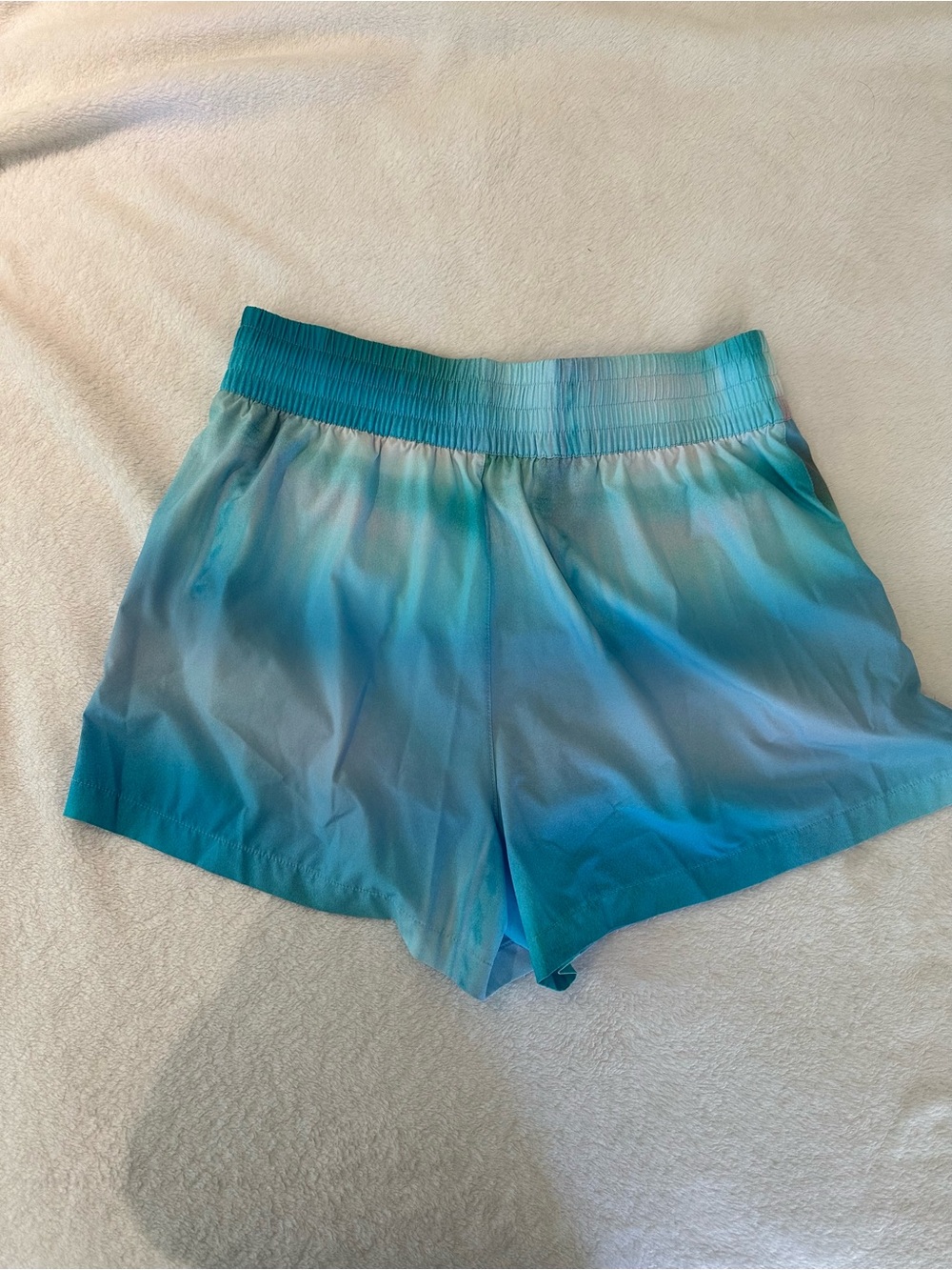 Athleta - women’s size L - weekender short - tie dye blue